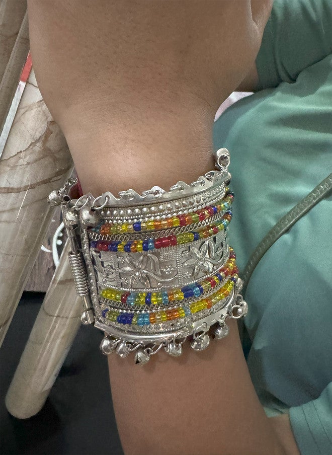 SZN سوار بغل أسلوب مزين بالخرز الاصطناعي مطلي بالفضة SZN - Image 2